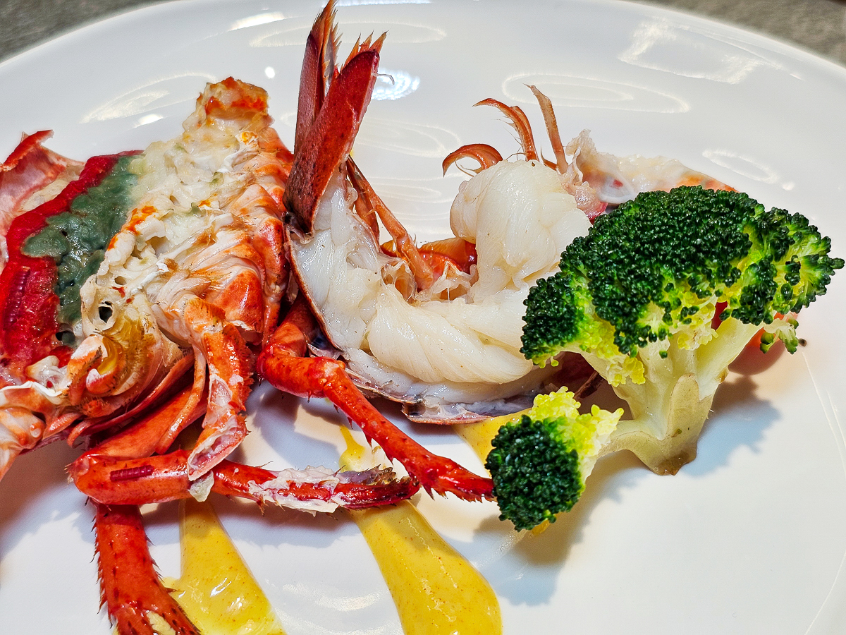 Google 評論平均4.8高分，無菜單鐵板燒網紅名店終於來高雄開出難得的第二家店了！人氣套餐$1,890堅持不漲價，活龍蝦、北海道生食級干貝、南非鮮猛活鮑魚通通吃的到｜明水然