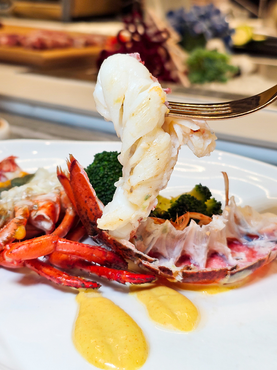 Google 評論平均4.8高分，無菜單鐵板燒網紅名店終於來高雄開出難得的第二家店了！人氣套餐$1,890堅持不漲價，活龍蝦、北海道生食級干貝、南非鮮猛活鮑魚通通吃的到｜明水然