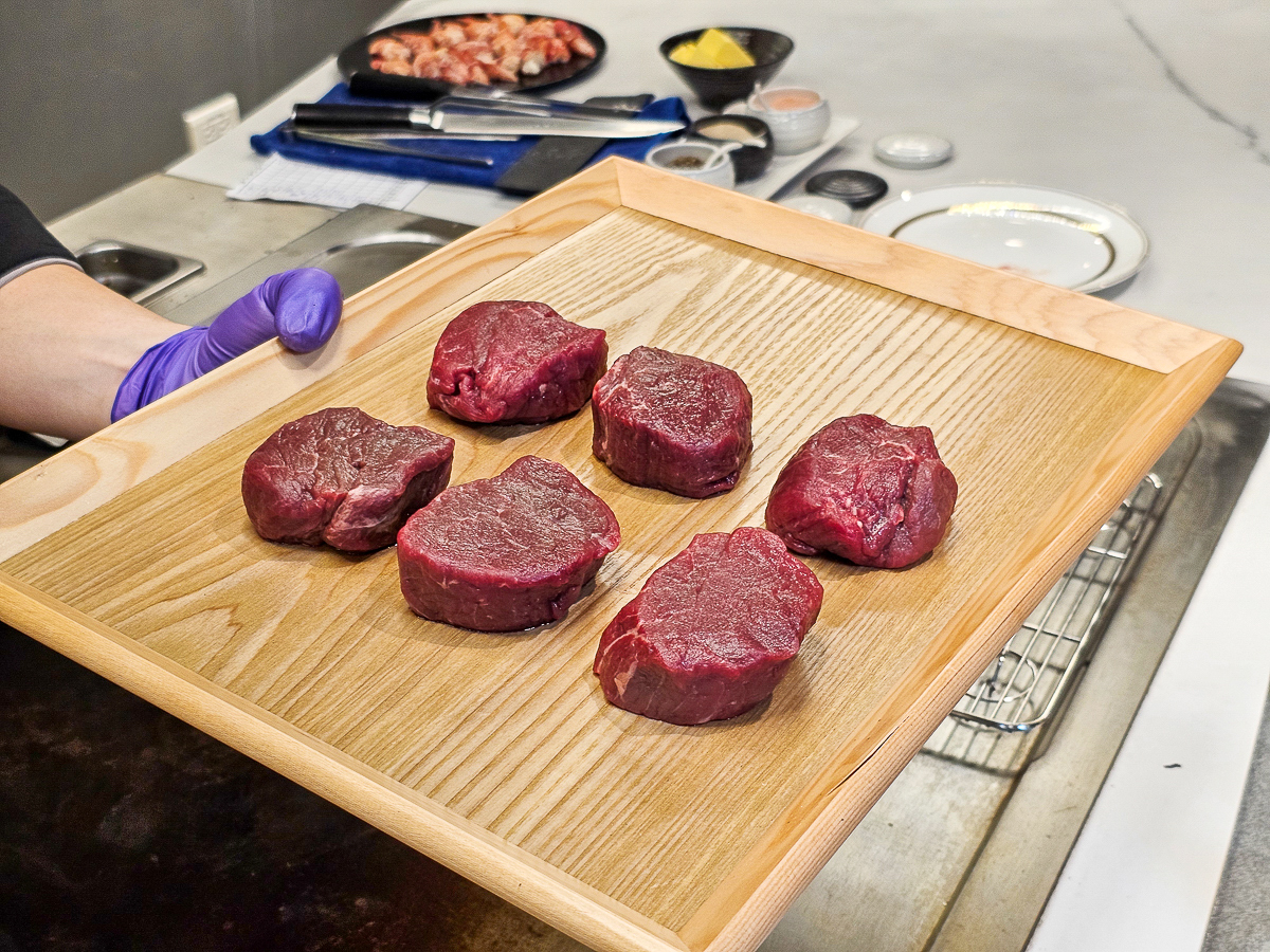 Google 評論平均4.8高分，無菜單鐵板燒網紅名店終於來高雄開出難得的第二家店了！人氣套餐$1,890堅持不漲價，活龍蝦、北海道生食級干貝、南非鮮猛活鮑魚通通吃的到｜明水然