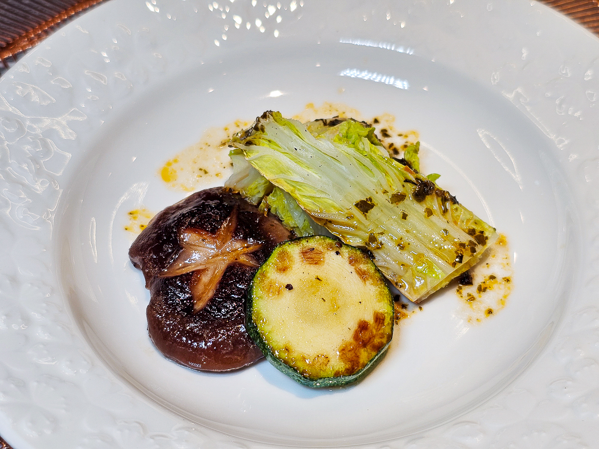 Google 評論平均4.8高分，無菜單鐵板燒網紅名店終於來高雄開出難得的第二家店了！人氣套餐$1,890堅持不漲價，活龍蝦、北海道生食級干貝、南非鮮猛活鮑魚通通吃的到｜明水然