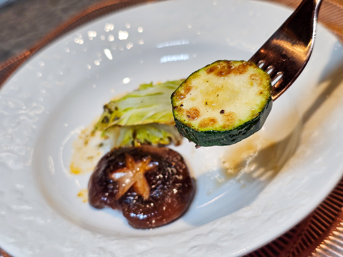 Google 評論平均4.8高分，無菜單鐵板燒網紅名店終於來高雄開出難得的第二家店了！人氣套餐$1,890堅持不漲價，活龍蝦、北海道生食級干貝、南非鮮猛活鮑魚通通吃的到｜明水然