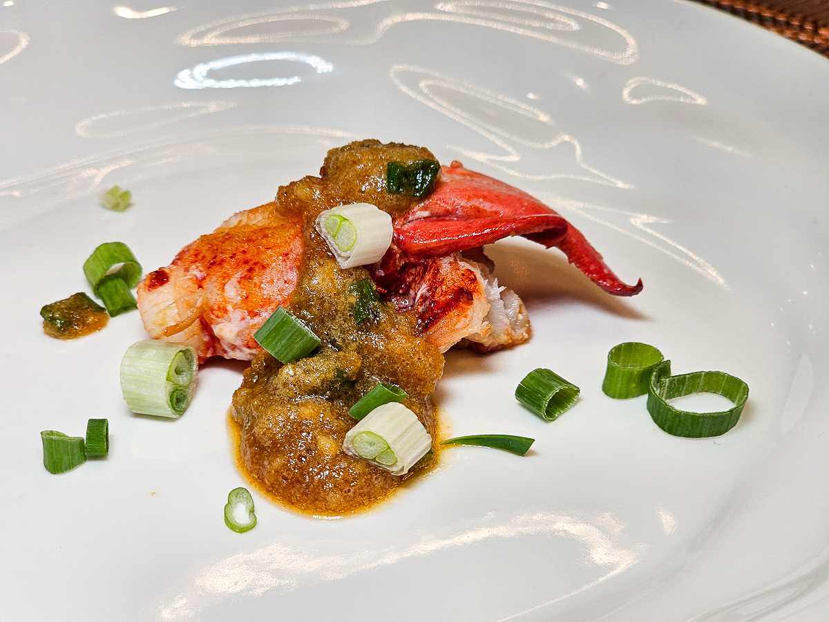 Google 評論平均4.8高分，無菜單鐵板燒網紅名店終於來高雄開出難得的第二家店了！人氣套餐$1,890堅持不漲價，活龍蝦、北海道生食級干貝、南非鮮猛活鮑魚通通吃的到｜明水然