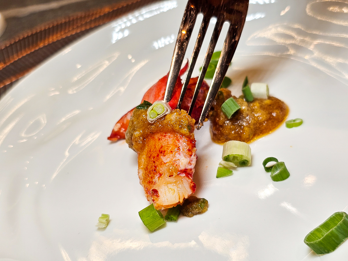 Google 評論平均4.8高分，無菜單鐵板燒網紅名店終於來高雄開出難得的第二家店了！人氣套餐$1,890堅持不漲價，活龍蝦、北海道生食級干貝、南非鮮猛活鮑魚通通吃的到｜明水然