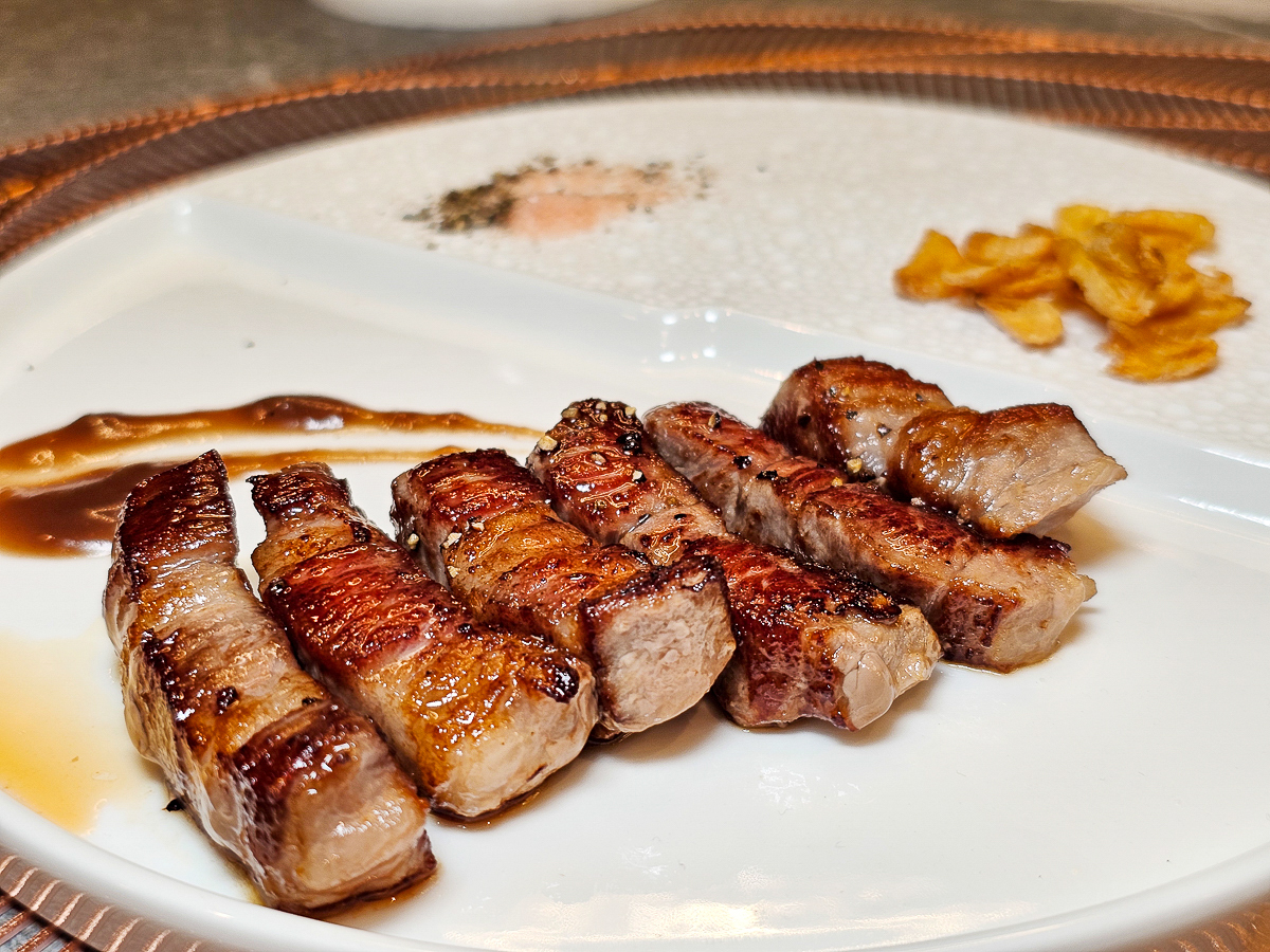 Google 評論平均4.8高分，無菜單鐵板燒網紅名店終於來高雄開出難得的第二家店了！人氣套餐$1,890堅持不漲價，活龍蝦、北海道生食級干貝、南非鮮猛活鮑魚通通吃的到｜明水然