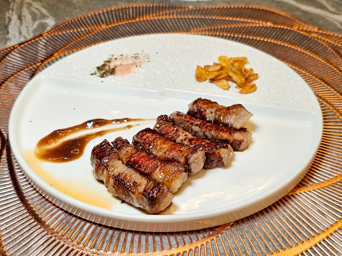 Google 評論平均4.8高分，無菜單鐵板燒網紅名店終於來高雄開出難得的第二家店了！人氣套餐$1,890堅持不漲價，活龍蝦、北海道生食級干貝、南非鮮猛活鮑魚通通吃的到｜明水然