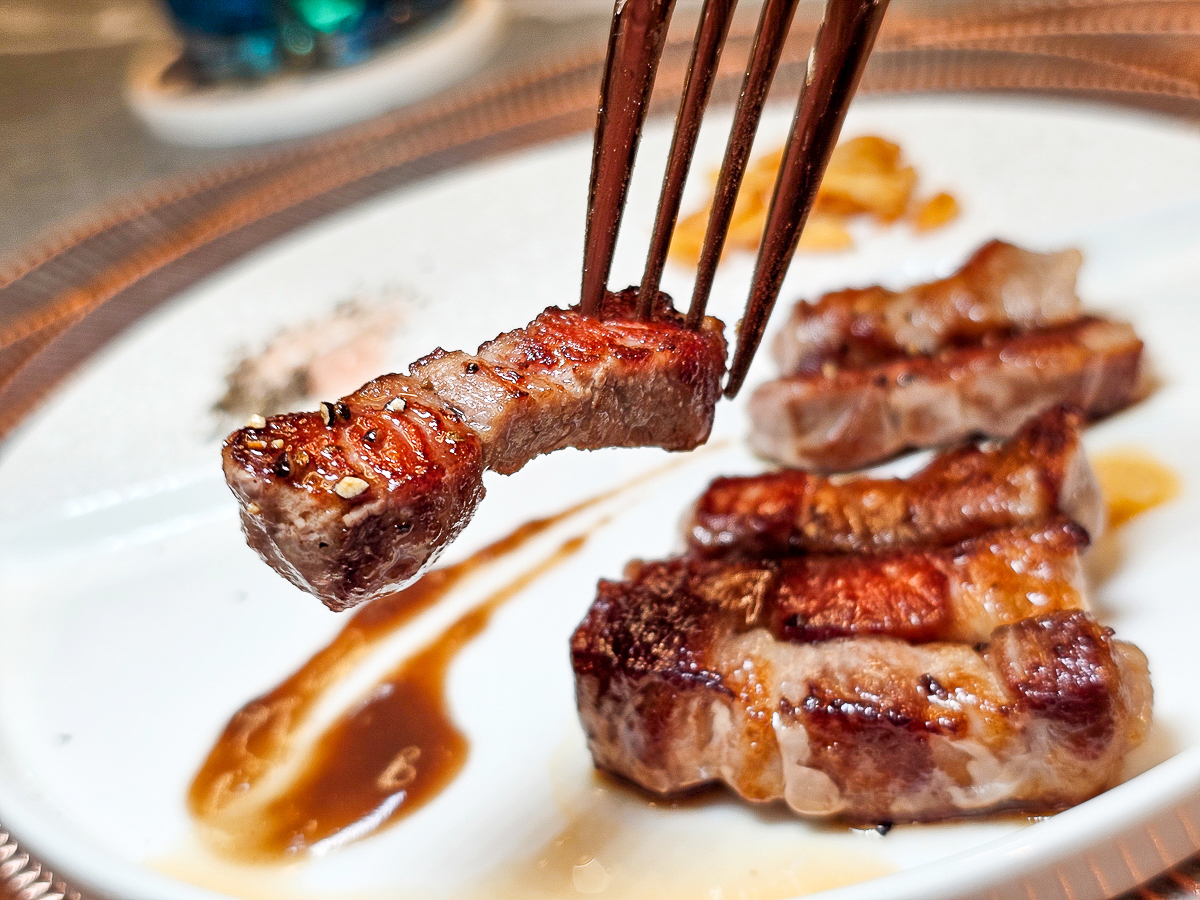 Google 評論平均4.8高分，無菜單鐵板燒網紅名店終於來高雄開出難得的第二家店了！人氣套餐$1,890堅持不漲價，活龍蝦、北海道生食級干貝、南非鮮猛活鮑魚通通吃的到｜明水然