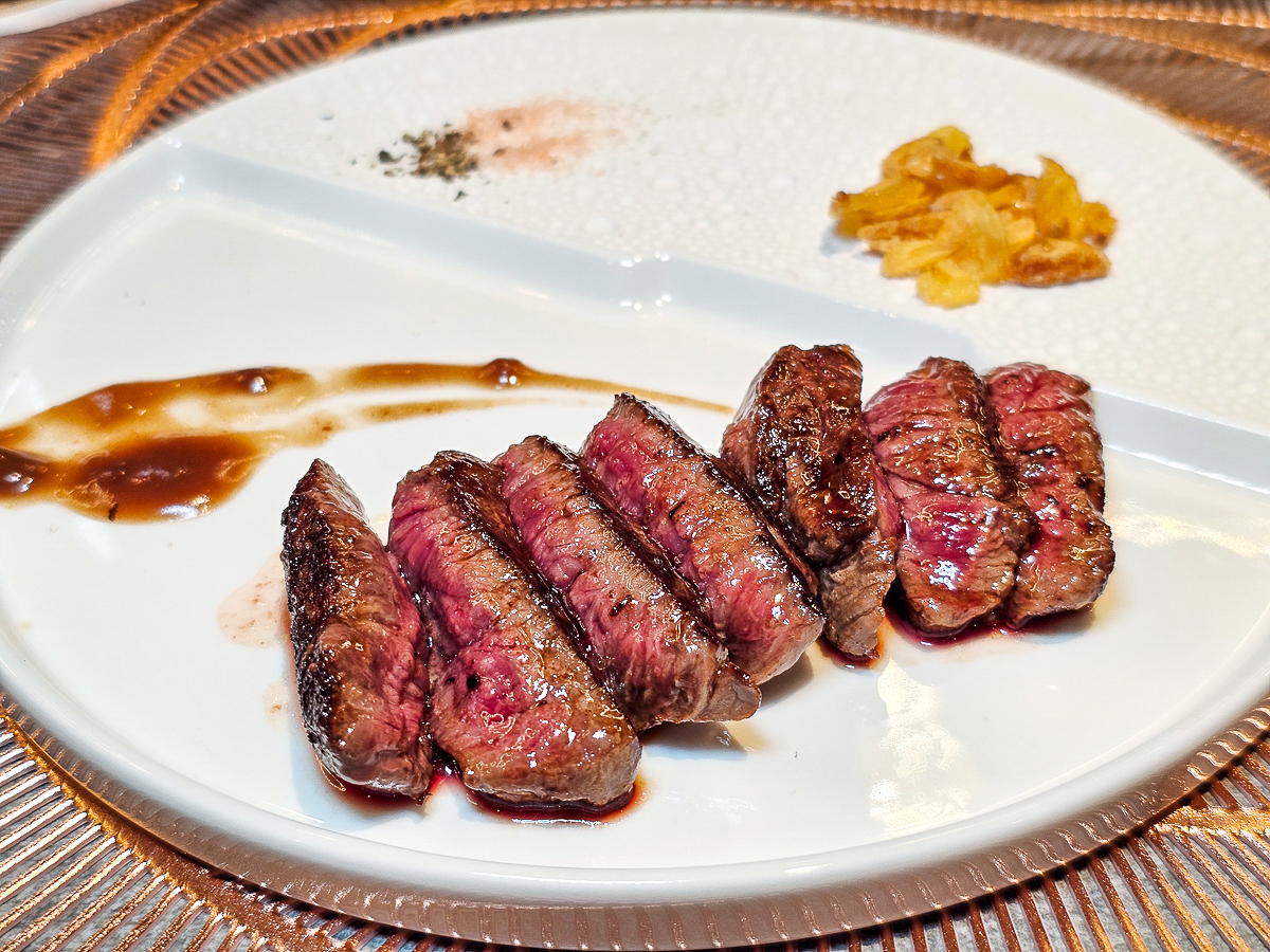 Google 評論平均4.8高分，無菜單鐵板燒網紅名店終於來高雄開出難得的第二家店了！人氣套餐$1,890堅持不漲價，活龍蝦、北海道生食級干貝、南非鮮猛活鮑魚通通吃的到｜明水然