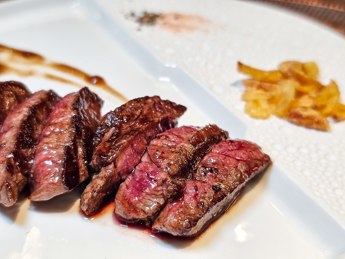 Google 評論平均4.8高分，無菜單鐵板燒網紅名店終於來高雄開出難得的第二家店了！人氣套餐$1,890堅持不漲價，活龍蝦、北海道生食級干貝、南非鮮猛活鮑魚通通吃的到｜明水然