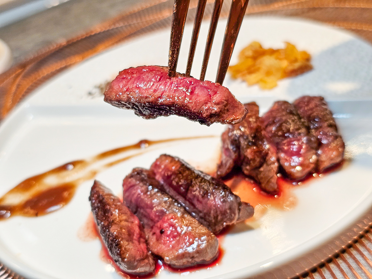 Google 評論平均4.8高分，無菜單鐵板燒網紅名店終於來高雄開出難得的第二家店了！人氣套餐$1,890堅持不漲價，活龍蝦、北海道生食級干貝、南非鮮猛活鮑魚通通吃的到｜明水然