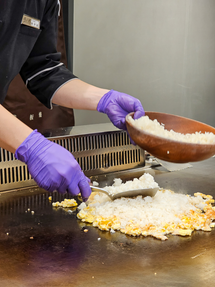 Google 評論平均4.8高分，無菜單鐵板燒網紅名店終於來高雄開出難得的第二家店了！人氣套餐$1,890堅持不漲價，活龍蝦、北海道生食級干貝、南非鮮猛活鮑魚通通吃的到｜明水然