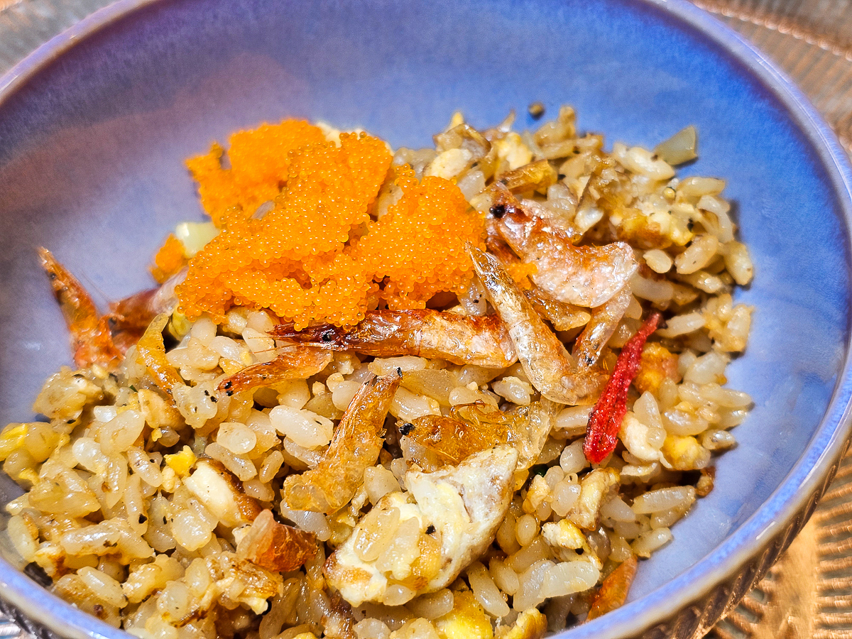 Google 評論平均4.8高分，無菜單鐵板燒網紅名店終於來高雄開出難得的第二家店了！人氣套餐$1,890堅持不漲價，活龍蝦、北海道生食級干貝、南非鮮猛活鮑魚通通吃的到｜明水然