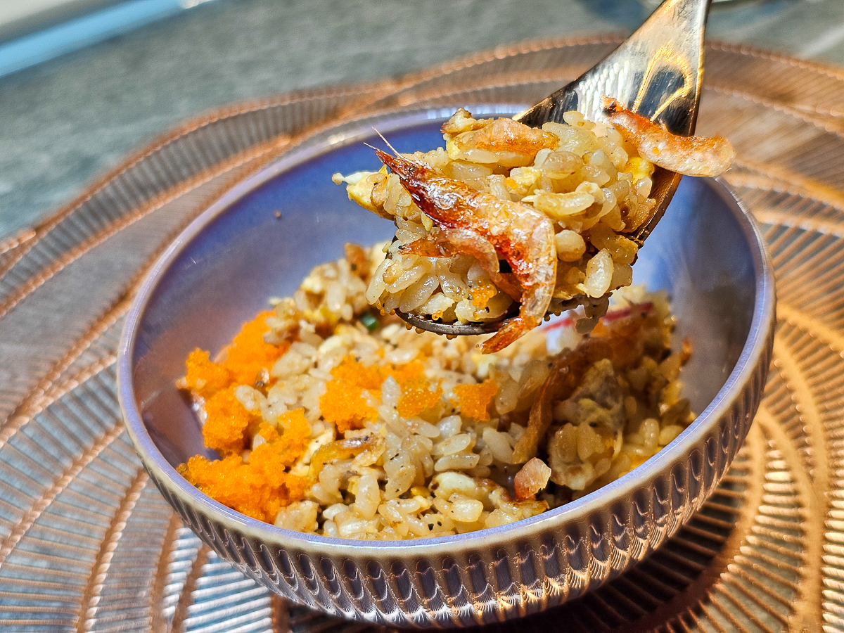 Google 評論平均4.8高分，無菜單鐵板燒網紅名店終於來高雄開出難得的第二家店了！人氣套餐$1,890堅持不漲價，活龍蝦、北海道生食級干貝、南非鮮猛活鮑魚通通吃的到｜明水然