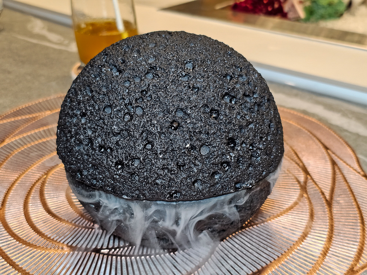 Google 評論平均4.8高分，無菜單鐵板燒網紅名店終於來高雄開出難得的第二家店了！人氣套餐$1,890堅持不漲價，活龍蝦、北海道生食級干貝、南非鮮猛活鮑魚通通吃的到｜明水然