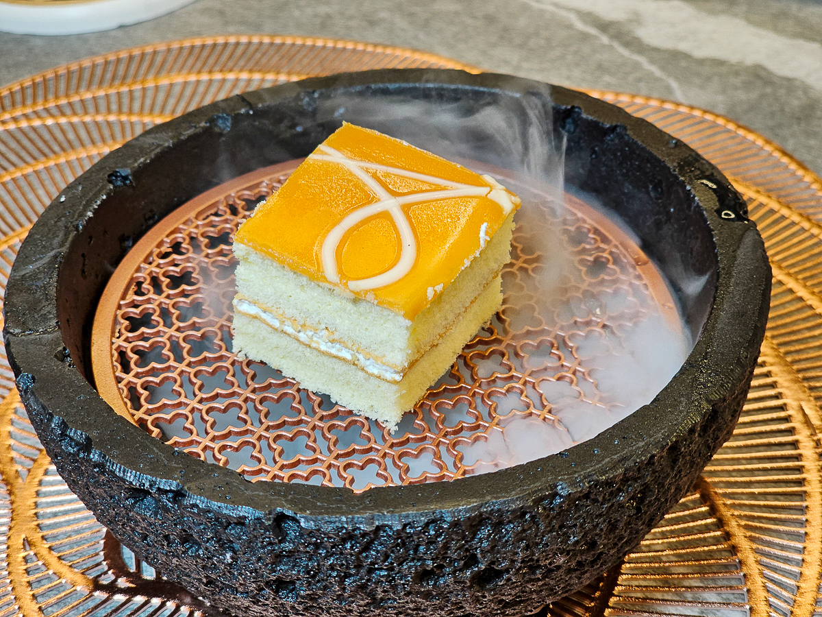 Google 評論平均4.8高分，無菜單鐵板燒網紅名店終於來高雄開出難得的第二家店了！人氣套餐$1,890堅持不漲價，活龍蝦、北海道生食級干貝、南非鮮猛活鮑魚通通吃的到｜明水然