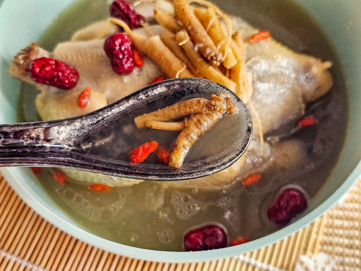 i3Fresh愛上新鮮x阿基師 韓式人蔘糯米雞，一整隻的仿土雞超飽足！只要簡單加熱，韓劇裡的幸福滋味輕鬆上桌！