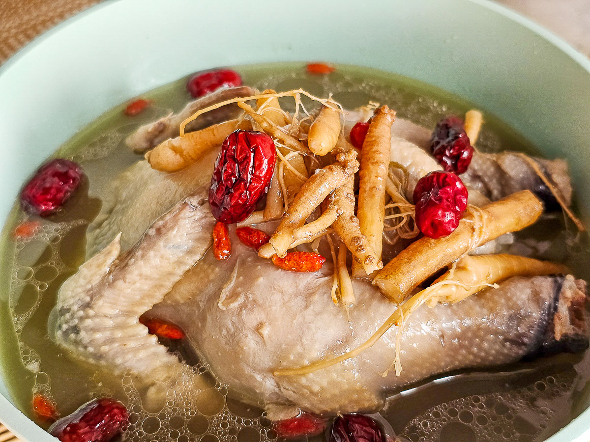 i3Fresh愛上新鮮x阿基師 韓式人蔘糯米雞，一整隻的仿土雞超飽足！只要簡單加熱，韓劇裡的幸福滋味輕鬆上桌！