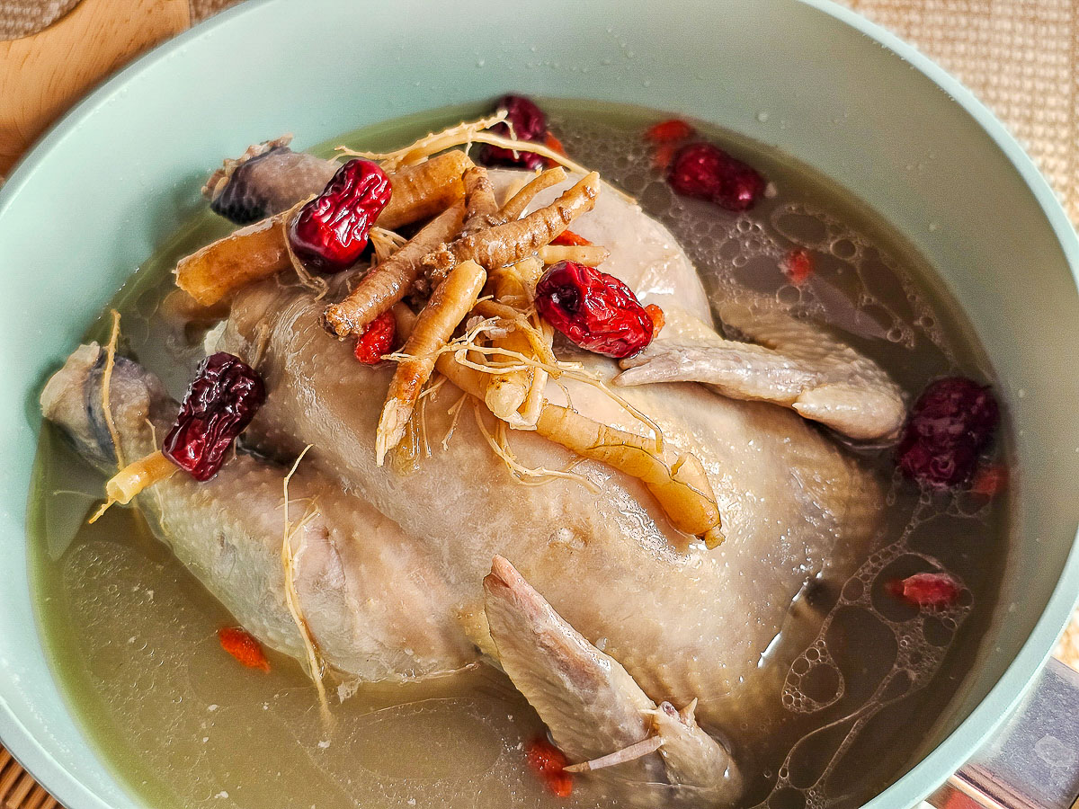 i3Fresh愛上新鮮x阿基師 韓式人蔘糯米雞，一整隻的仿土雞超飽足！只要簡單加熱，韓劇裡的幸福滋味輕鬆上桌！