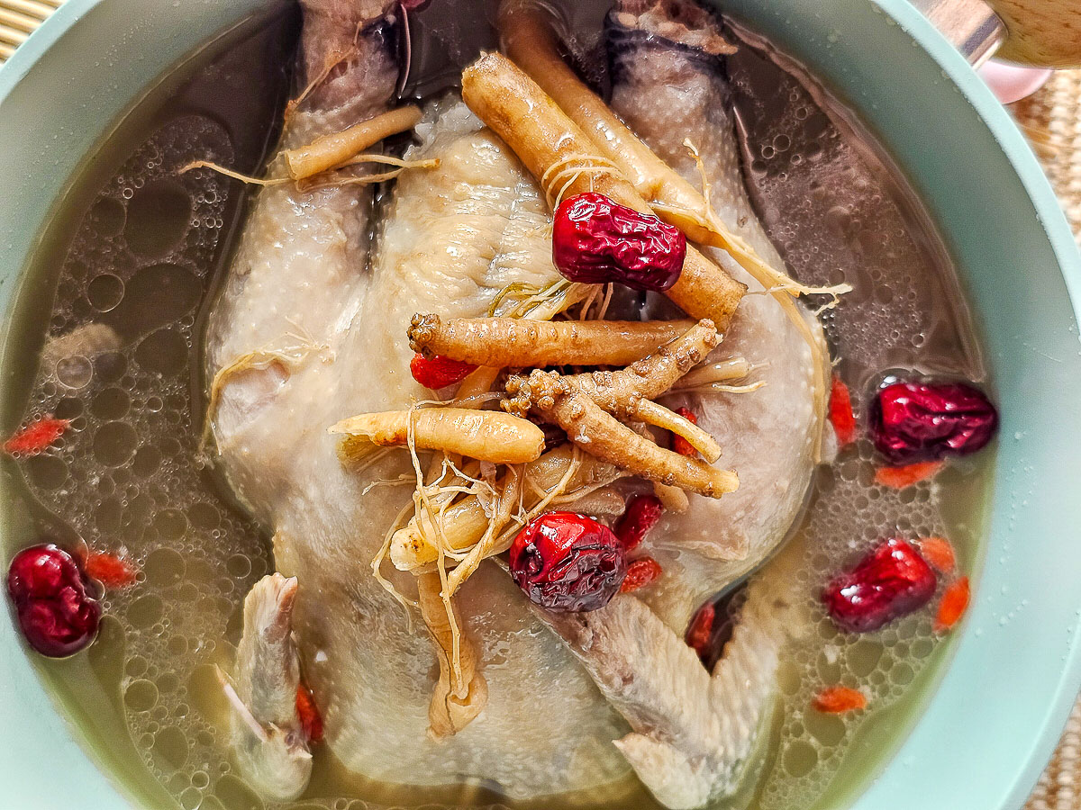 i3Fresh愛上新鮮x阿基師 韓式人蔘糯米雞，一整隻的仿土雞超飽足！只要簡單加熱，韓劇裡的幸福滋味輕鬆上桌！