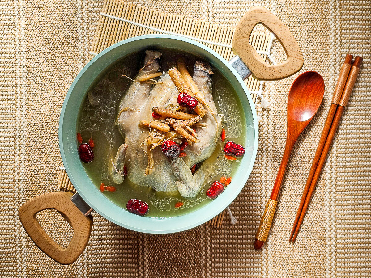 i3Fresh愛上新鮮x阿基師 韓式人蔘糯米雞，一整隻的仿土雞超飽足！只要簡單加熱，韓劇裡的幸福滋味輕鬆上桌！