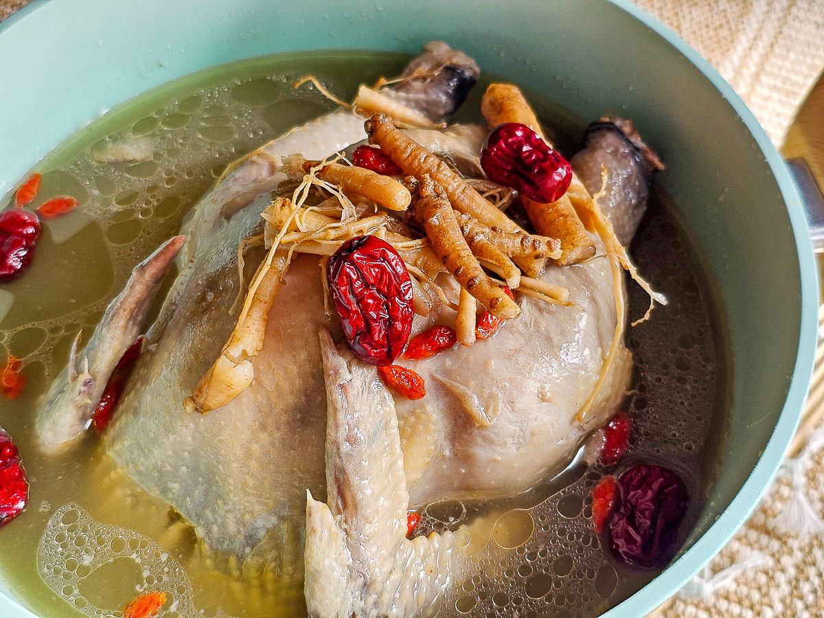 i3Fresh愛上新鮮x阿基師 韓式人蔘糯米雞，一整隻的仿土雞超飽足！只要簡單加熱，韓劇裡的幸福滋味輕鬆上桌！