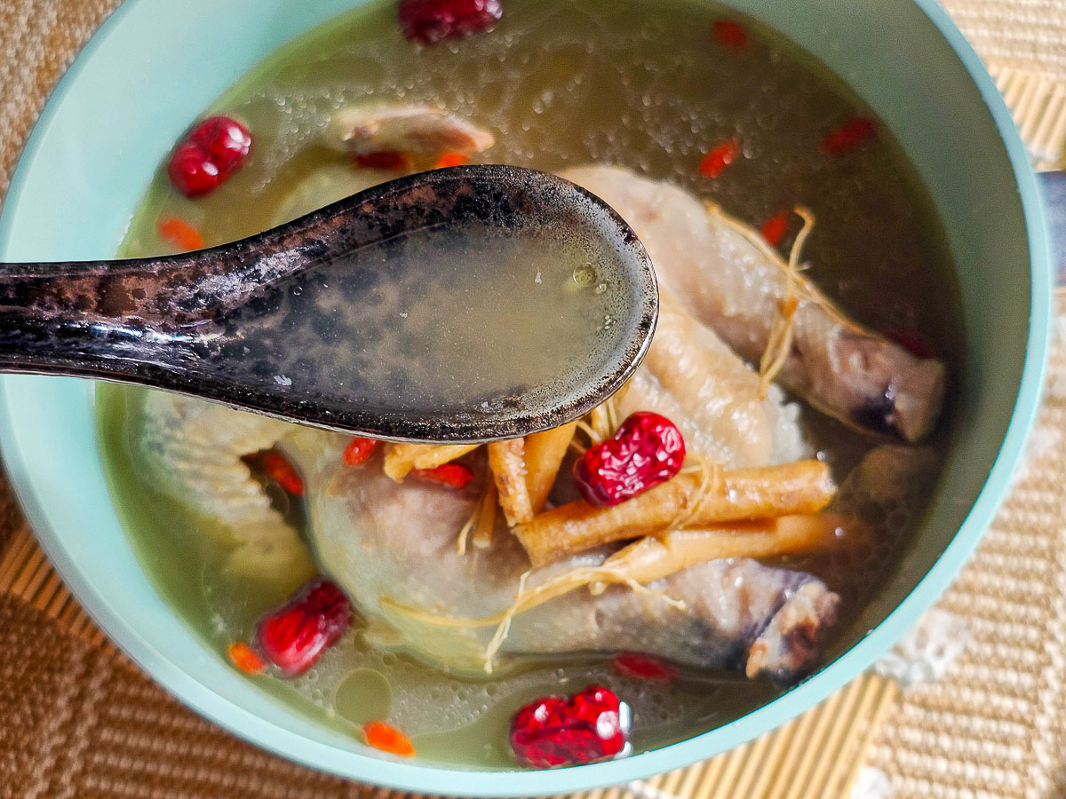 i3Fresh愛上新鮮x阿基師 韓式人蔘糯米雞，一整隻的仿土雞超飽足！只要簡單加熱，韓劇裡的幸福滋味輕鬆上桌！