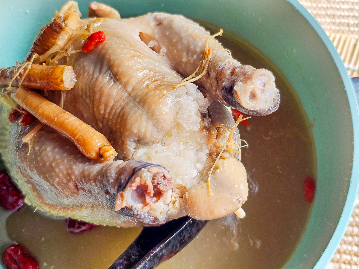 i3Fresh愛上新鮮x阿基師 韓式人蔘糯米雞，一整隻的仿土雞超飽足！只要簡單加熱，韓劇裡的幸福滋味輕鬆上桌！