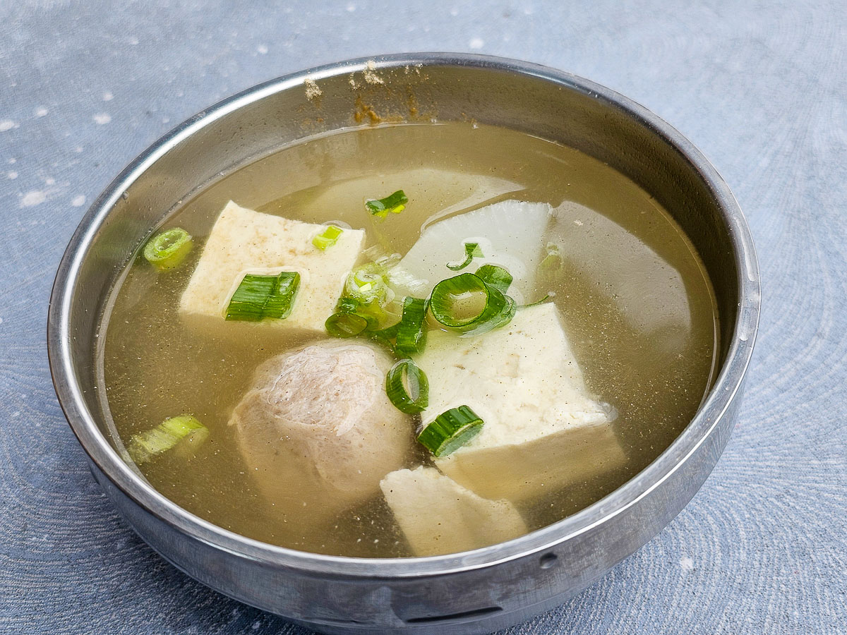 集集火車站美食｜姚記豬排蛋炒飯/麵、刈包、小菜通通有！平價鐵板料理，提供素食