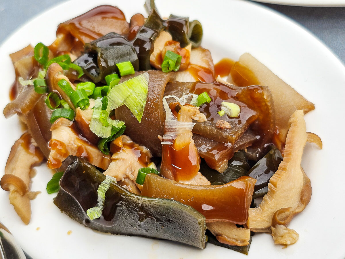 集集火車站美食｜姚記豬排蛋炒飯/麵、刈包、小菜通通有！平價鐵板料理，提供素食