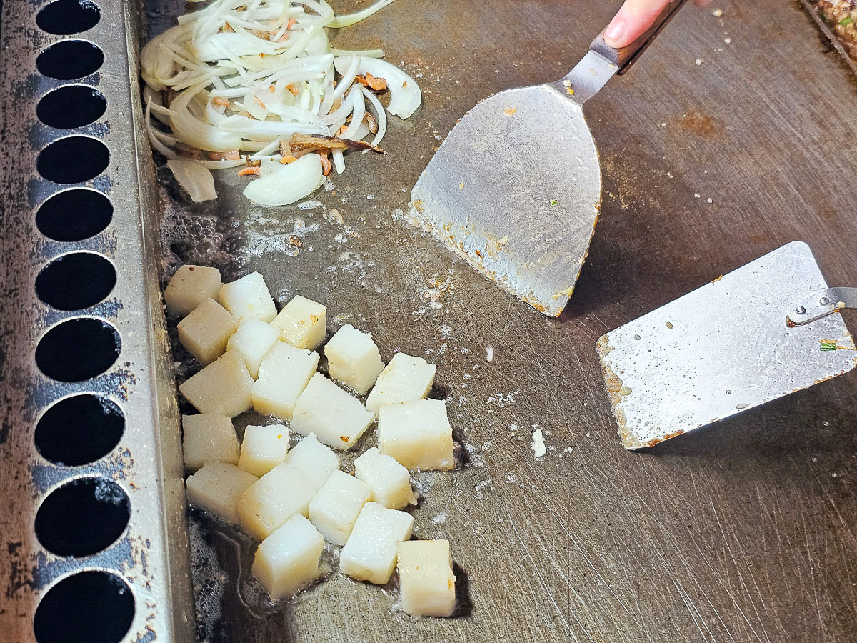 集集火車站美食｜姚記豬排蛋炒飯/麵、刈包、小菜通通有！平價鐵板料理，提供素食