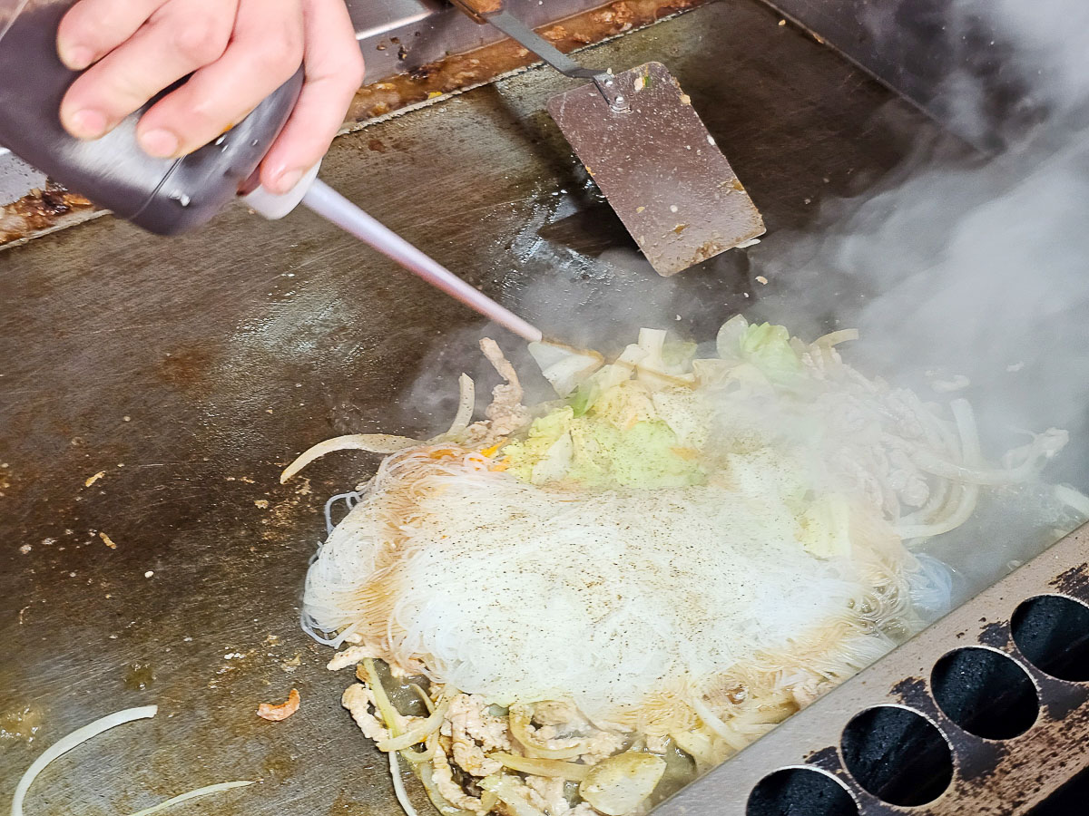集集火車站美食｜姚記豬排蛋炒飯/麵、刈包、小菜通通有！平價鐵板料理，提供素食