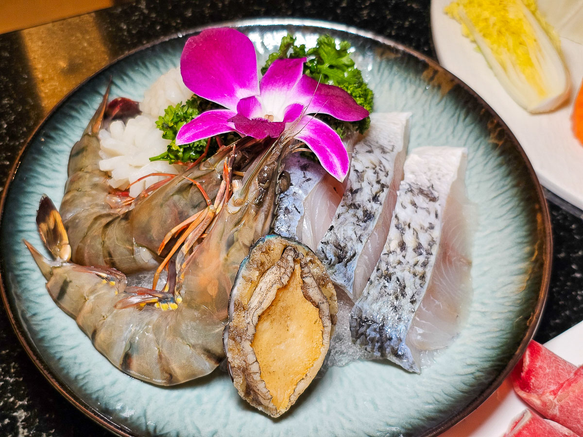 日月潭住宿｜大淶閣飯店 水社碼頭湖景房，騎最美環湖自行車道賞落羽松，一泊二食海陸火鍋饗宴