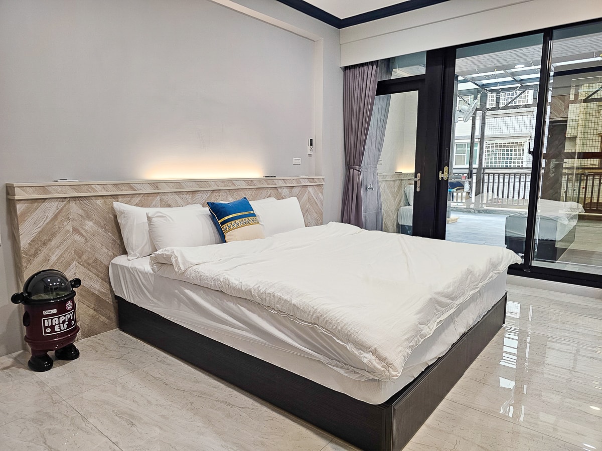 東港大鵬灣包棟電梯民宿推薦｜悠舍民宿 140吋LED電視牆戶外烤肉區＋KTV＋Switch+電動麻將桌，家族旅遊住宿首選