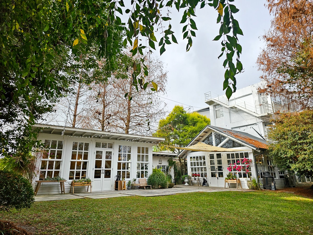 南投埔里|慎重開華莊園民宿 3000坪落羽松與楓葉庭院,秒飛歐洲的森林系渡假民宿 - 第2張圖 南投埔里|慎重開華莊園民宿 3000坪落羽松與楓葉庭院,秒飛歐洲的森林系渡假民宿