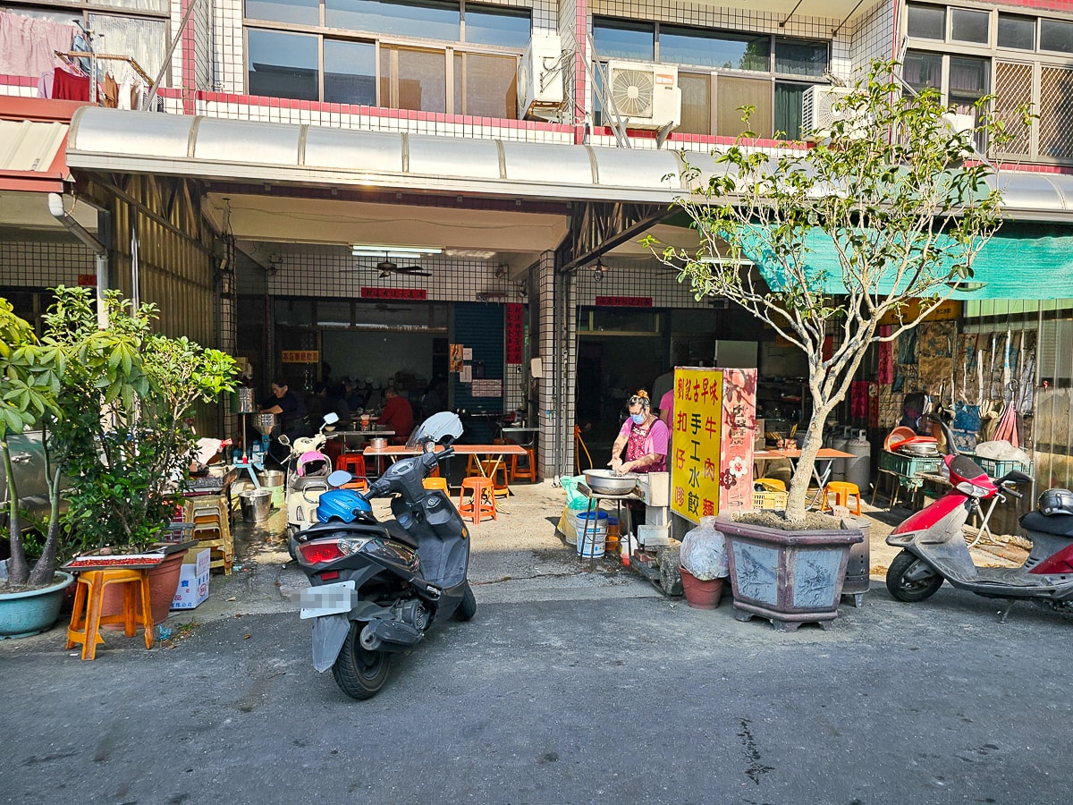 南投美食|劉記牛肉麵,扣阿嗲 10元起台式下午茶, 蚵嗲、薯片、水餃來一盤! - 第2張圖 南投美食|劉記牛肉麵,扣阿嗲 10元起台式下午茶, 蚵嗲、薯片、水餃來一盤!
