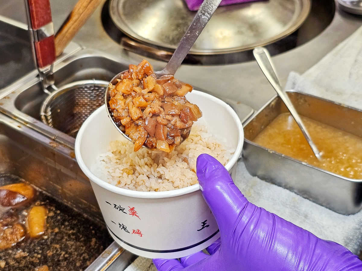 【員林美食推薦】王爺王肉羹員林店:肉羹界的 LV!金磚滷肉飯與辦桌米糕,超高 CP 值外帶首選 - 第15張圖 【員林美食推薦】王爺王肉羹員林店:肉羹界的 LV!金磚滷肉飯與辦桌米糕,超高 CP 值外帶首選