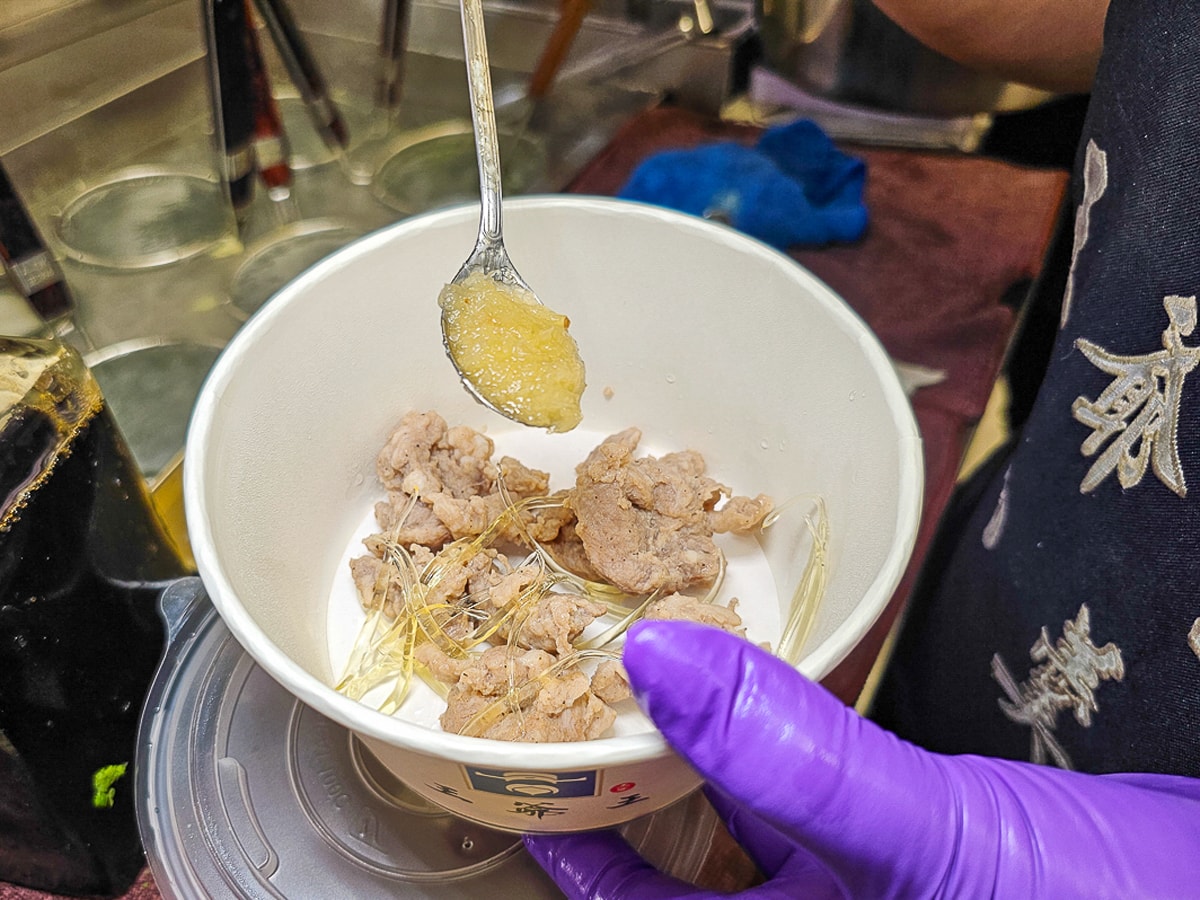 【員林美食推薦】王爺王肉羹員林店:肉羹界的 LV!金磚滷肉飯與辦桌米糕,超高 CP 值外帶首選 - 第10張圖 【員林美食推薦】王爺王肉羹員林店:肉羹界的 LV!金磚滷肉飯與辦桌米糕,超高 CP 值外帶首選