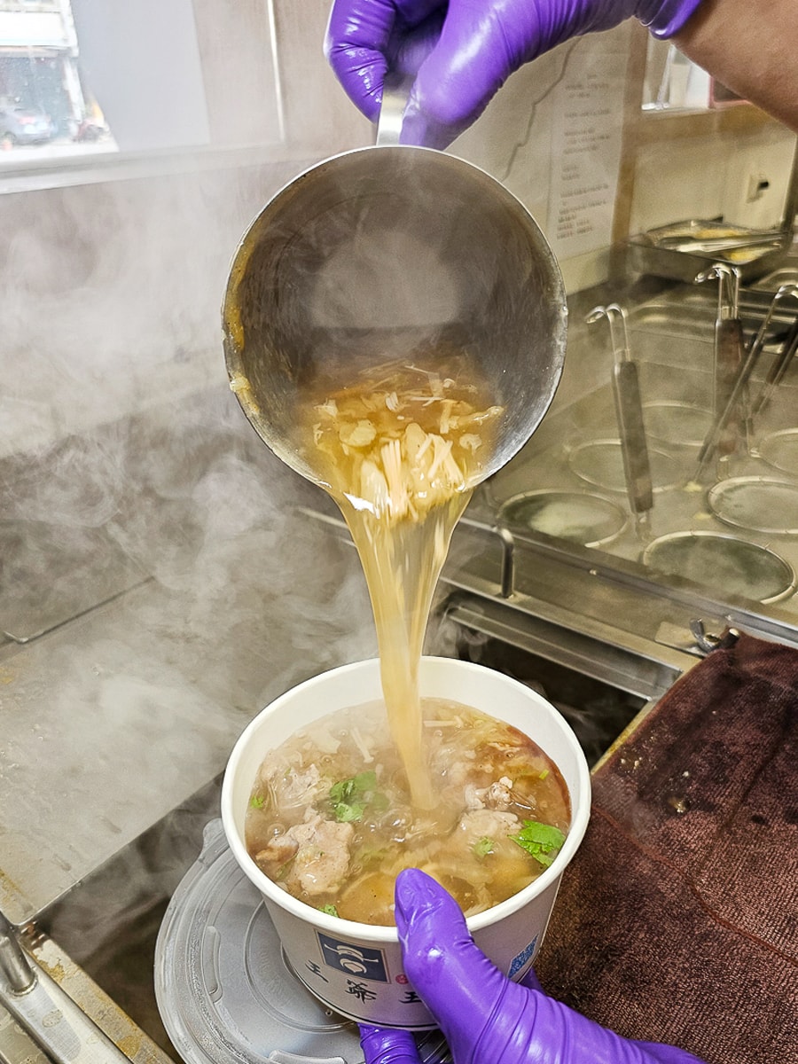 【員林美食推薦】王爺王肉羹員林店:肉羹界的 LV!金磚滷肉飯與辦桌米糕,超高 CP 值外帶首選 - 第11張圖 【員林美食推薦】王爺王肉羹員林店:肉羹界的 LV!金磚滷肉飯與辦桌米糕,超高 CP 值外帶首選