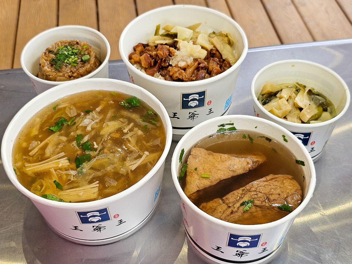 【員林美食推薦】王爺王肉羹員林店:肉羹界的 LV!金磚滷肉飯與辦桌米糕,超高 CP 值外帶首選 - 第28張圖 【員林美食推薦】王爺王肉羹員林店:肉羹界的 LV!金磚滷肉飯與辦桌米糕,超高 CP 值外帶首選
