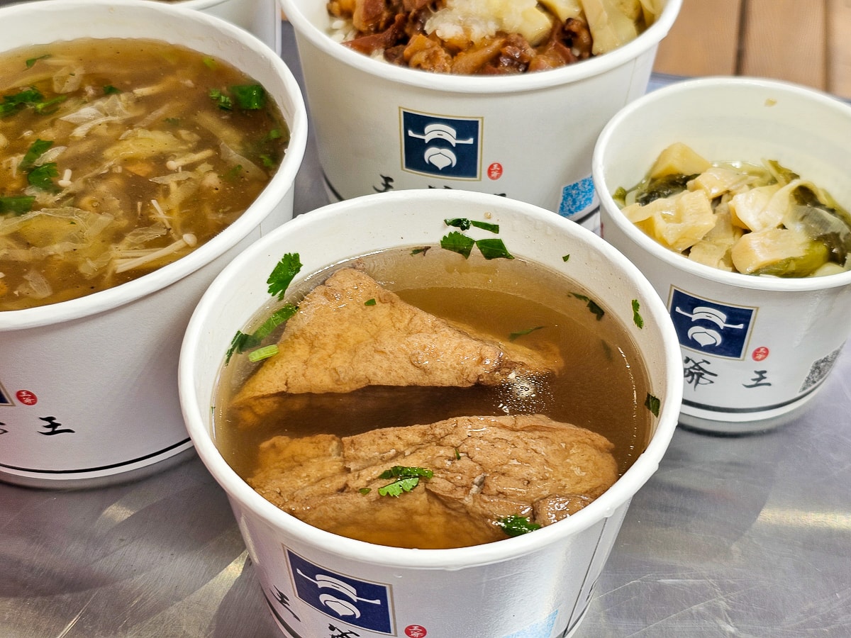 【員林美食推薦】王爺王肉羹員林店:肉羹界的 LV!金磚滷肉飯與辦桌米糕,超高 CP 值外帶首選 - 第26張圖 【員林美食推薦】王爺王肉羹員林店:肉羹界的 LV!金磚滷肉飯與辦桌米糕,超高 CP 值外帶首選