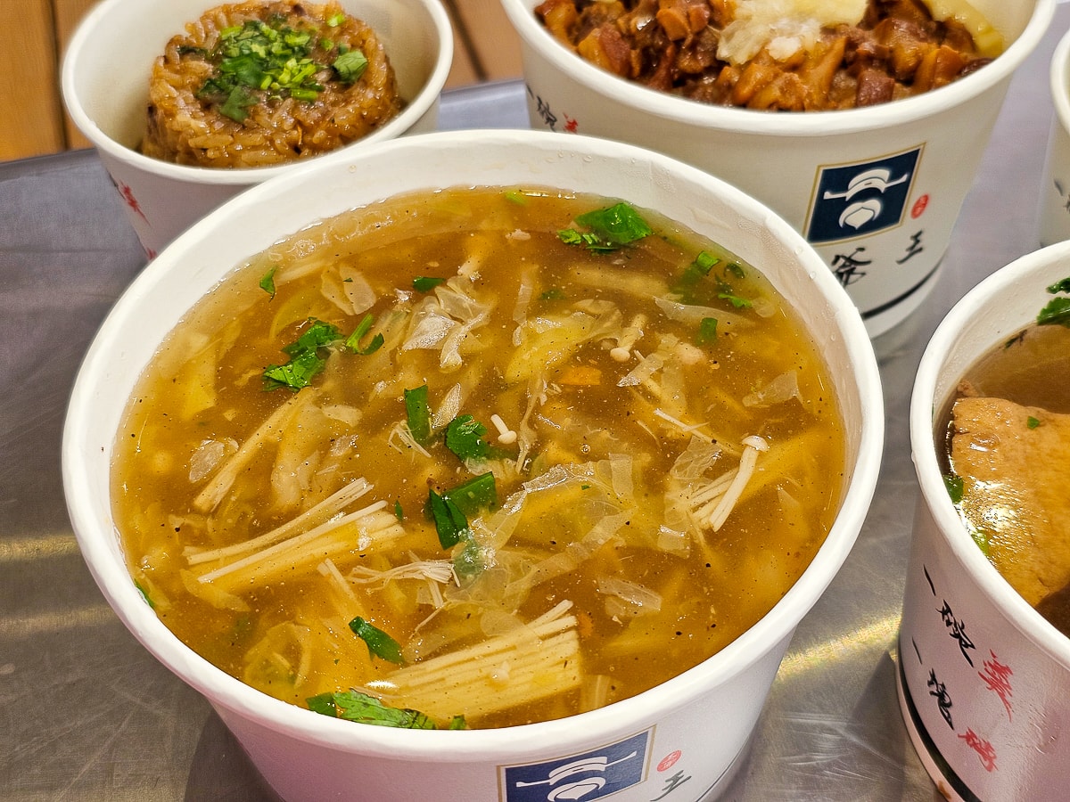 【員林美食推薦】王爺王肉羹員林店:肉羹界的 LV!金磚滷肉飯與辦桌米糕,超高 CP 值外帶首選 - 第8張圖 【員林美食推薦】王爺王肉羹員林店:肉羹界的 LV!金磚滷肉飯與辦桌米糕,超高 CP 值外帶首選
