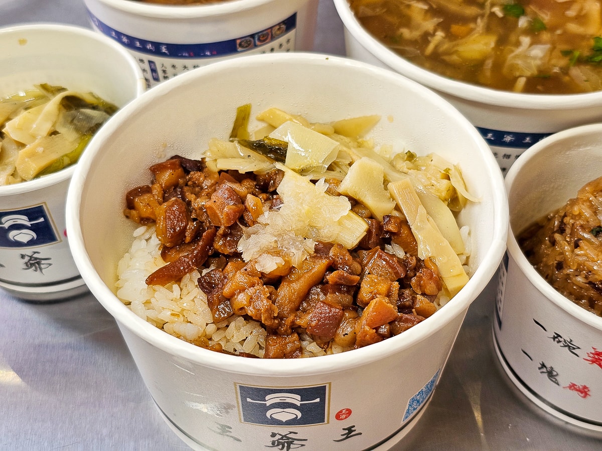 【員林美食推薦】王爺王肉羹員林店:肉羹界的 LV!金磚滷肉飯與辦桌米糕,超高 CP 值外帶首選 - 第14張圖 【員林美食推薦】王爺王肉羹員林店:肉羹界的 LV!金磚滷肉飯與辦桌米糕,超高 CP 值外帶首選
