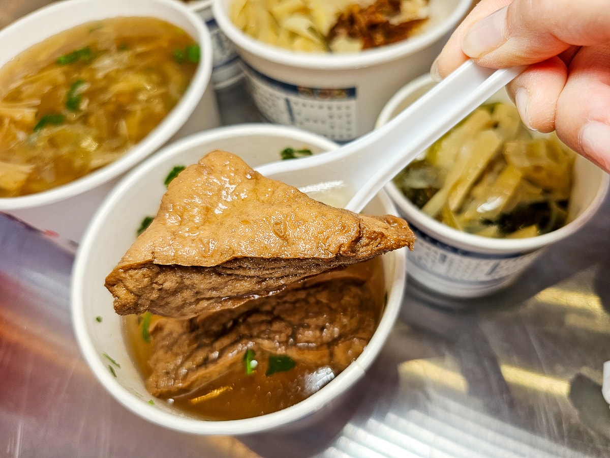 【員林美食推薦】王爺王肉羹員林店:肉羹界的 LV!金磚滷肉飯與辦桌米糕,超高 CP 值外帶首選 - 第27張圖 【員林美食推薦】王爺王肉羹員林店:肉羹界的 LV!金磚滷肉飯與辦桌米糕,超高 CP 值外帶首選