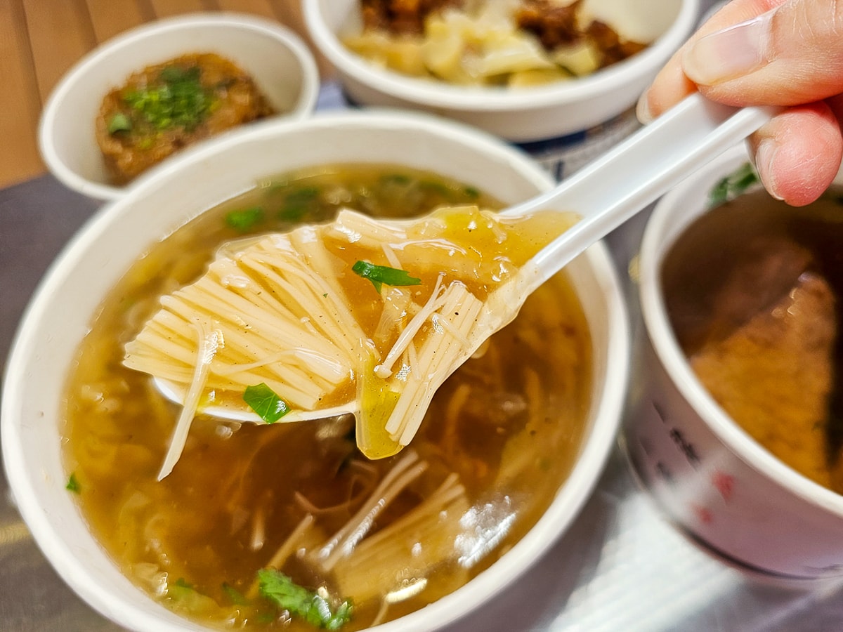 【員林美食推薦】王爺王肉羹員林店:肉羹界的 LV!金磚滷肉飯與辦桌米糕,超高 CP 值外帶首選 - 第13張圖 【員林美食推薦】王爺王肉羹員林店:肉羹界的 LV!金磚滷肉飯與辦桌米糕,超高 CP 值外帶首選