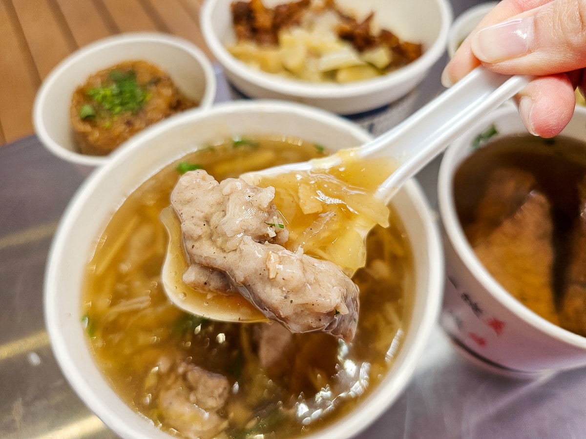 【員林美食推薦】王爺王肉羹員林店:肉羹界的 LV!金磚滷肉飯與辦桌米糕,超高 CP 值外帶首選 - 第12張圖 【員林美食推薦】王爺王肉羹員林店:肉羹界的 LV!金磚滷肉飯與辦桌米糕,超高 CP 值外帶首選