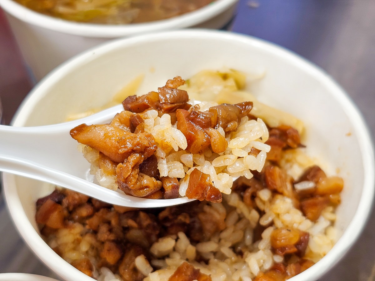 【員林美食推薦】王爺王肉羹員林店:肉羹界的 LV!金磚滷肉飯與辦桌米糕,超高 CP 值外帶首選 - 第18張圖 【員林美食推薦】王爺王肉羹員林店:肉羹界的 LV!金磚滷肉飯與辦桌米糕,超高 CP 值外帶首選