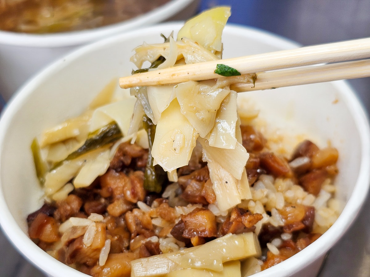 【員林美食推薦】王爺王肉羹員林店:肉羹界的 LV!金磚滷肉飯與辦桌米糕,超高 CP 值外帶首選 - 第16張圖 【員林美食推薦】王爺王肉羹員林店:肉羹界的 LV!金磚滷肉飯與辦桌米糕,超高 CP 值外帶首選