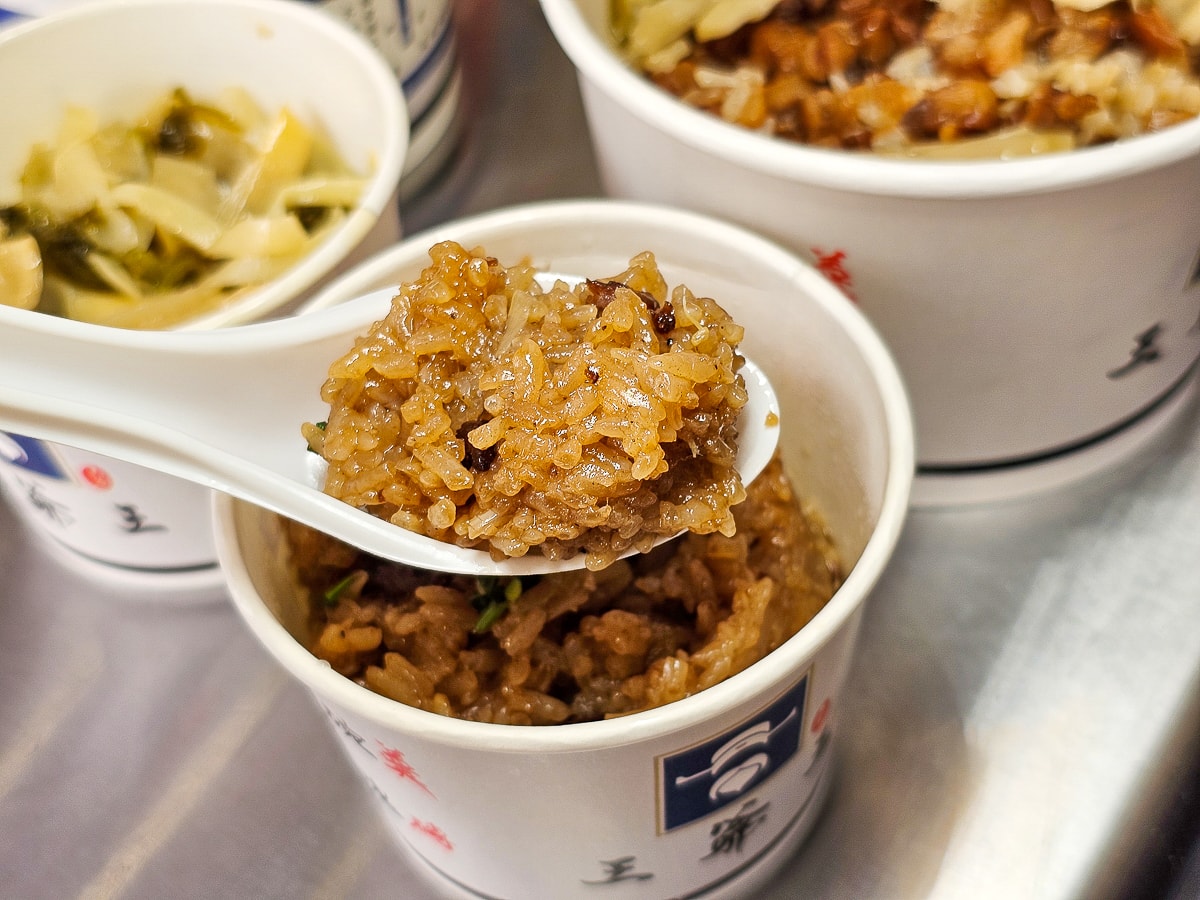 【員林美食推薦】王爺王肉羹員林店:肉羹界的 LV!金磚滷肉飯與辦桌米糕,超高 CP 值外帶首選 - 第23張圖 【員林美食推薦】王爺王肉羹員林店:肉羹界的 LV!金磚滷肉飯與辦桌米糕,超高 CP 值外帶首選