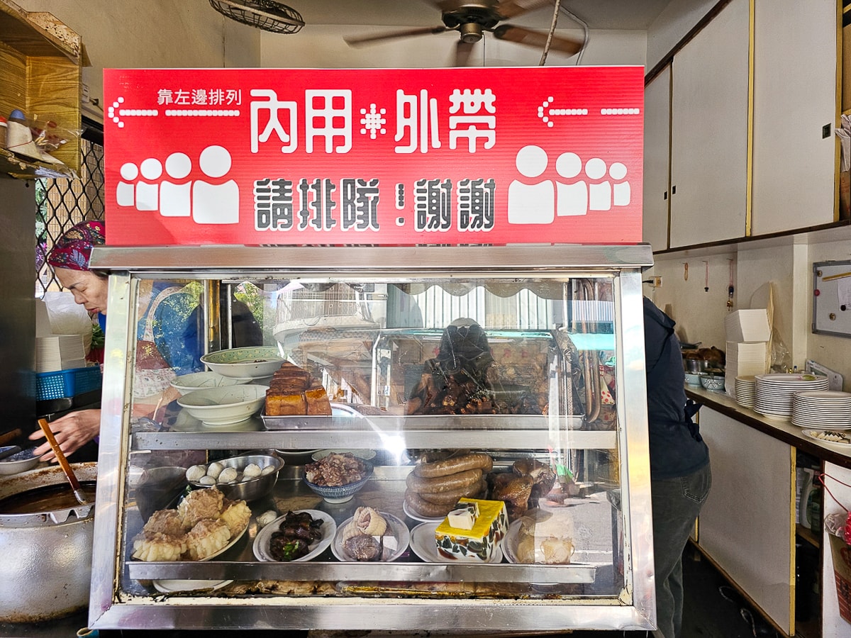 鹽埕區|堀江麵店 每天只賣4小時古早味豬油乾麵! 人氣甘蔗燻雞晚來吃不到 - 第3張圖 鹽埕區|堀江麵店 每天只賣4小時古早味豬油乾麵! 人氣甘蔗燻雞晚來吃不到