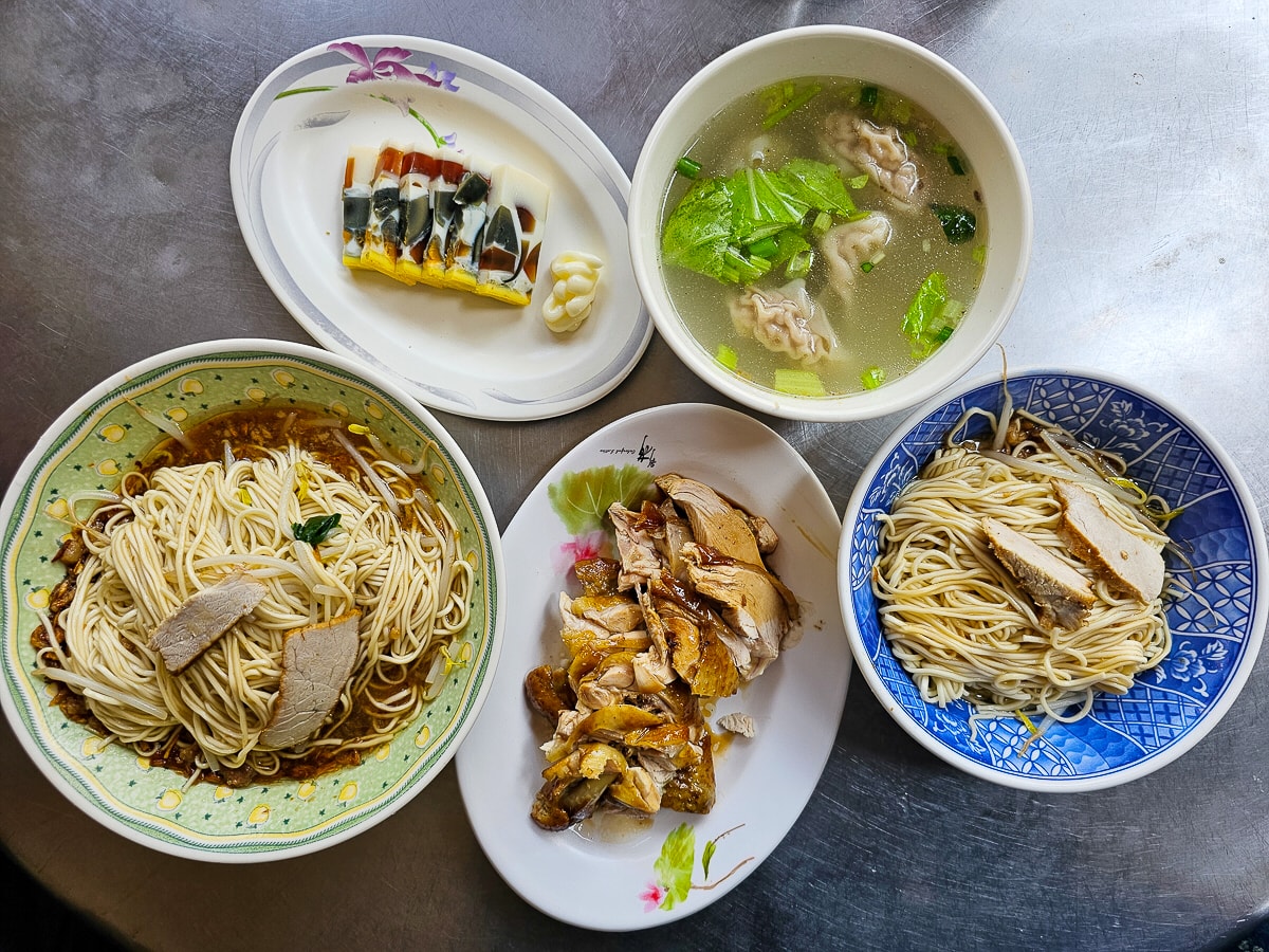 鹽埕區|堀江麵店 每天只賣4小時古早味豬油乾麵! 人氣甘蔗燻雞晚來吃不到 - 第8張圖 鹽埕區|堀江麵店 每天只賣4小時古早味豬油乾麵! 人氣甘蔗燻雞晚來吃不到