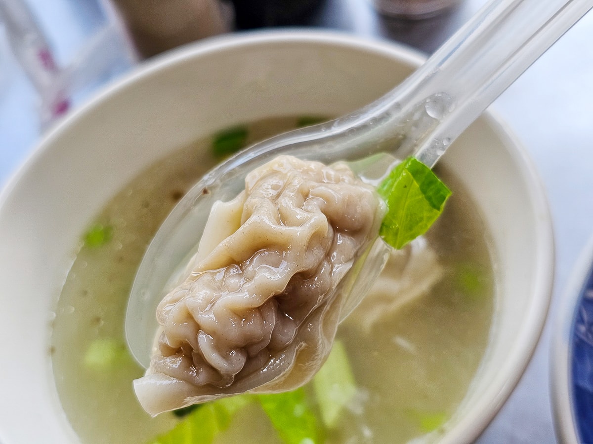 鹽埕區|堀江麵店 每天只賣4小時古早味豬油乾麵! 人氣甘蔗燻雞晚來吃不到 - 第18張圖 鹽埕區|堀江麵店 每天只賣4小時古早味豬油乾麵! 人氣甘蔗燻雞晚來吃不到